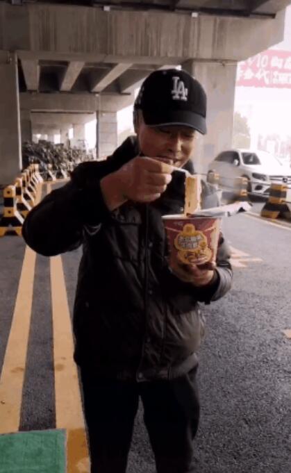 吃瓜网红东北大哥是谁,吃瓜网红东北大哥的真实身份  第1张